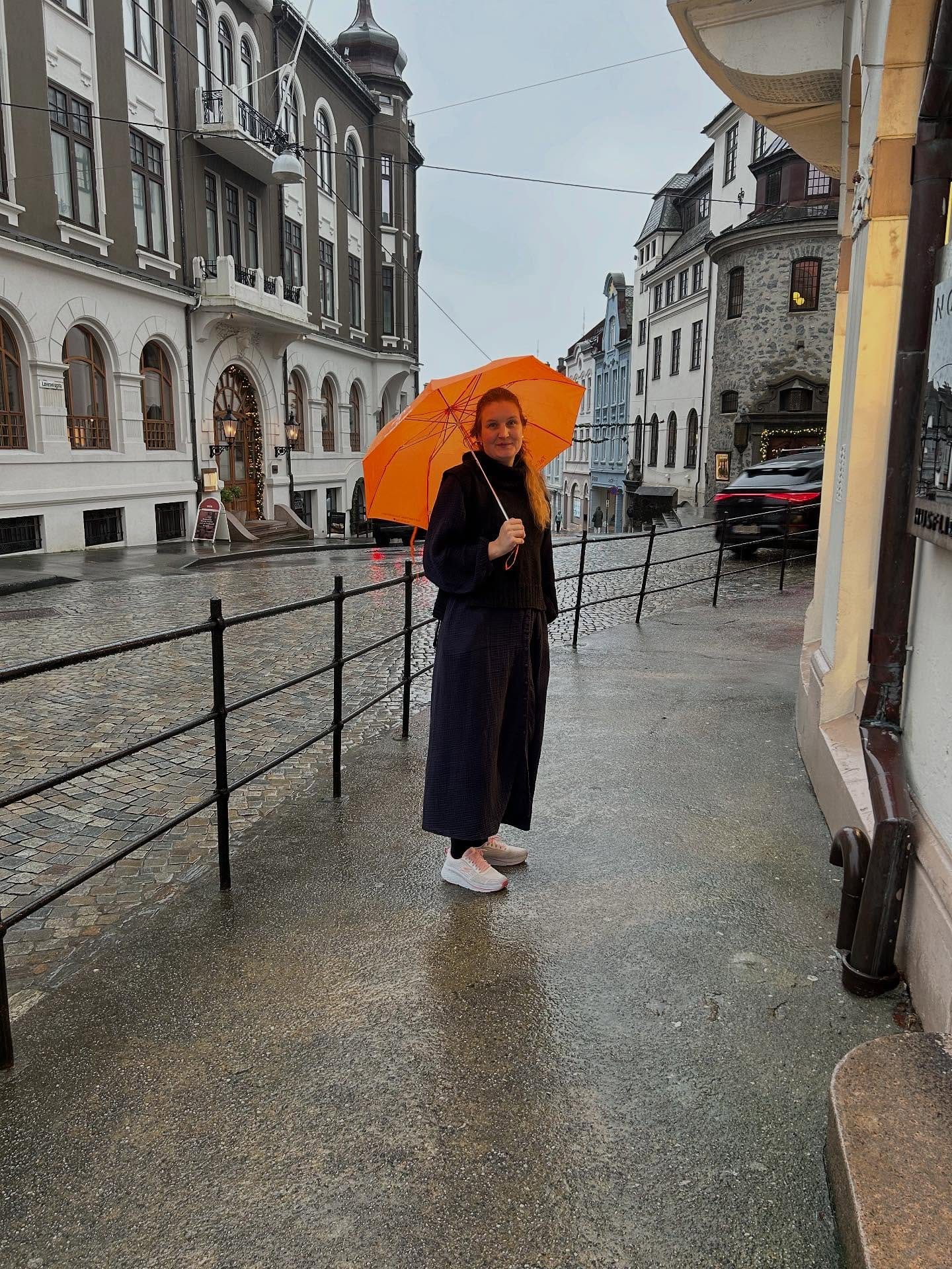 Oransje TaEnParaply-paraply i Ålesund sentrum